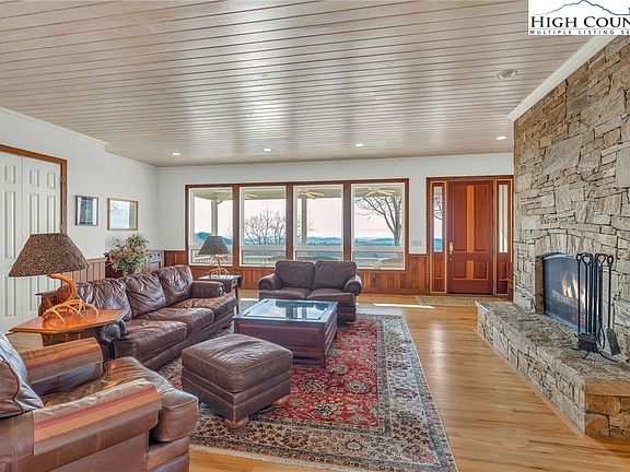 3rd image of 933 Thunder Ridge Lane