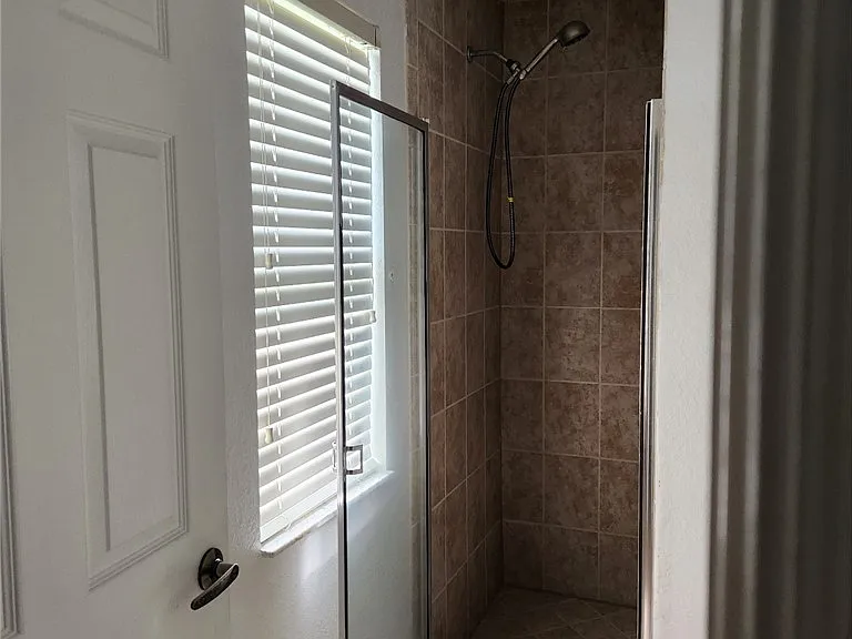 544 SE 7th St — Photo 11