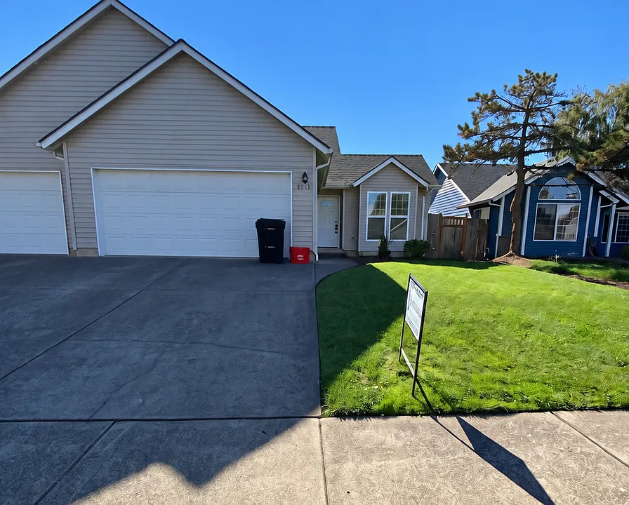 938-940 Boardwalk Ave NE
