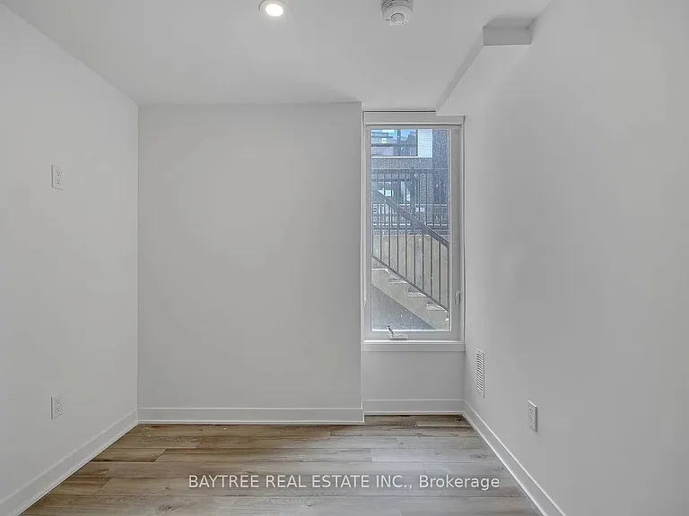 30 Ed Clark Gdns #Townhouse 4 — Photo 15