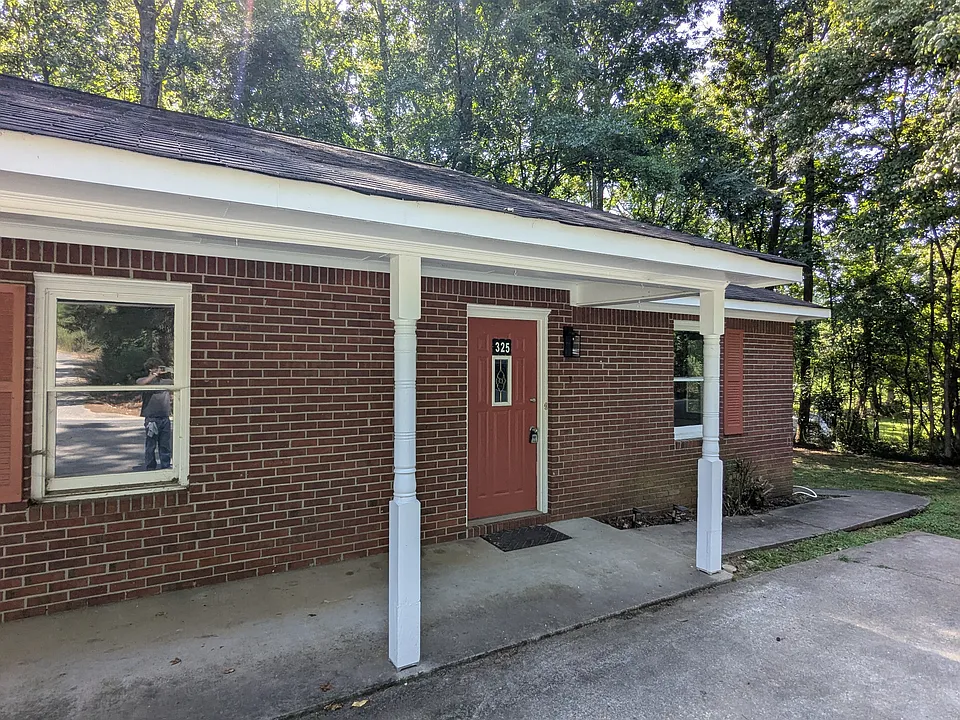 325 Reeceburg Rd SE