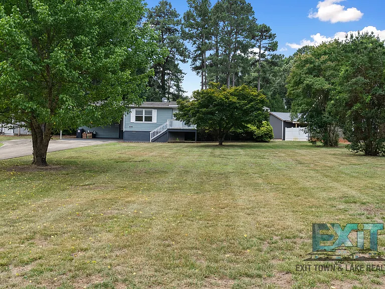 422 Tanglewood Dr — Photo 2