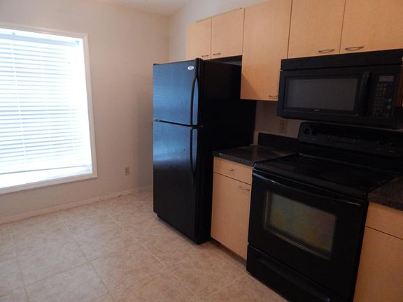 3rd image of 136 Shady Oak Ln