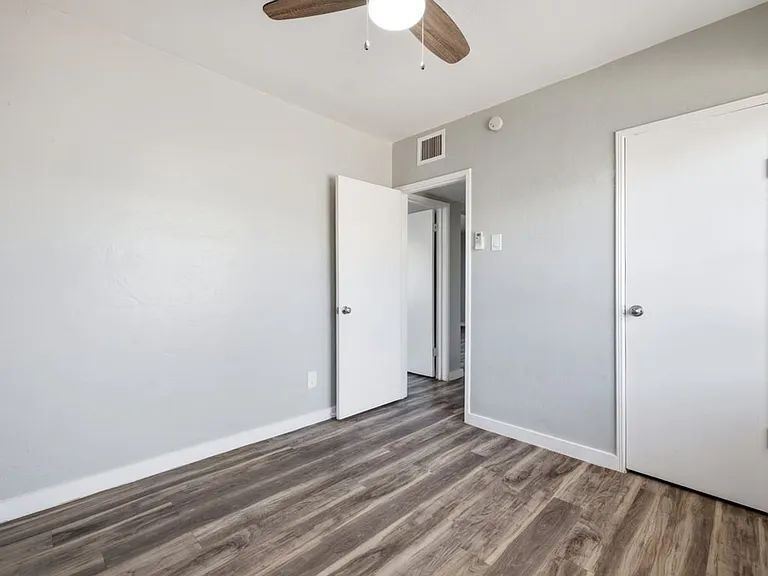 2120 N Forgeus Ave #B — Photo 15