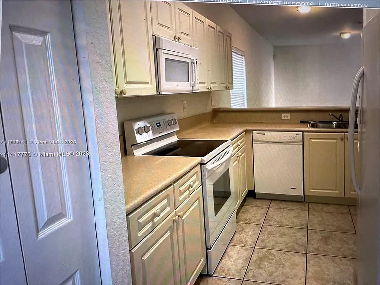 4932 SW 140th Ter — Photo 5
