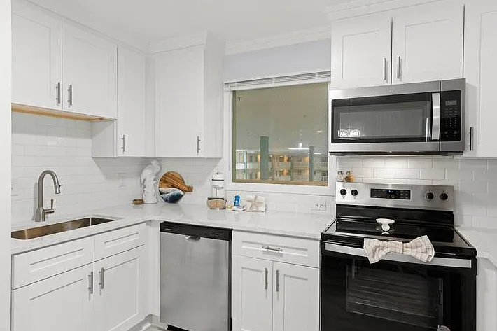 2 bed, 883 sqft, $2,200 — Photo 4
