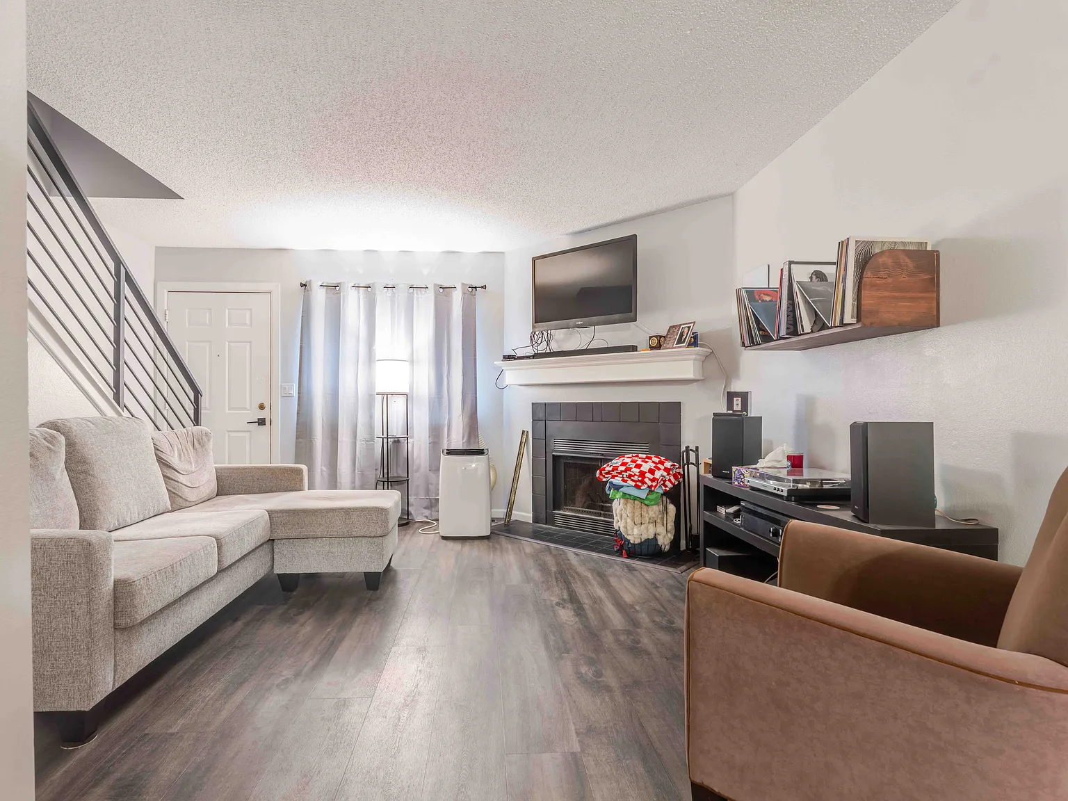 2 bed, 1.5 bath, 960 sqft, $1,403 — Photo 3