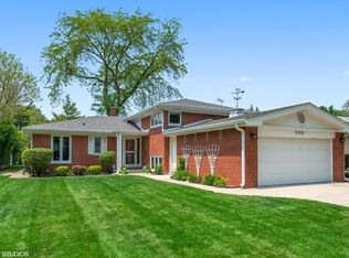 1306 Hawthorne Ln, Glenview, IL 60025