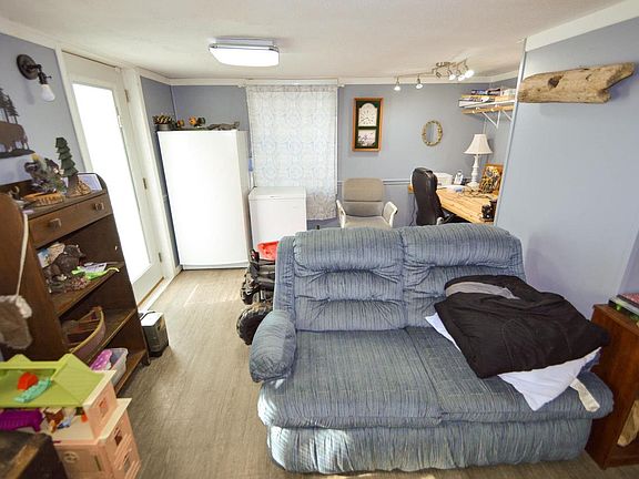 5th image of 122 East Main Street