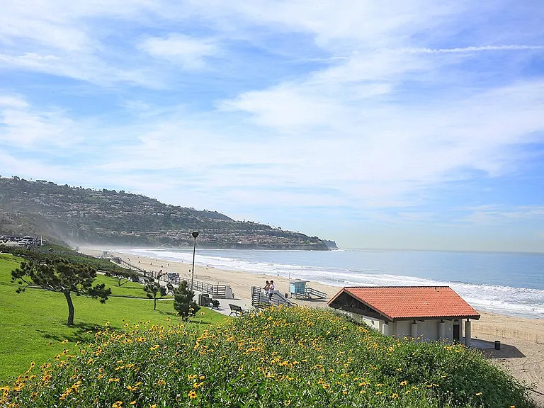 Sea Breeze Beach Apartments — Photo 11