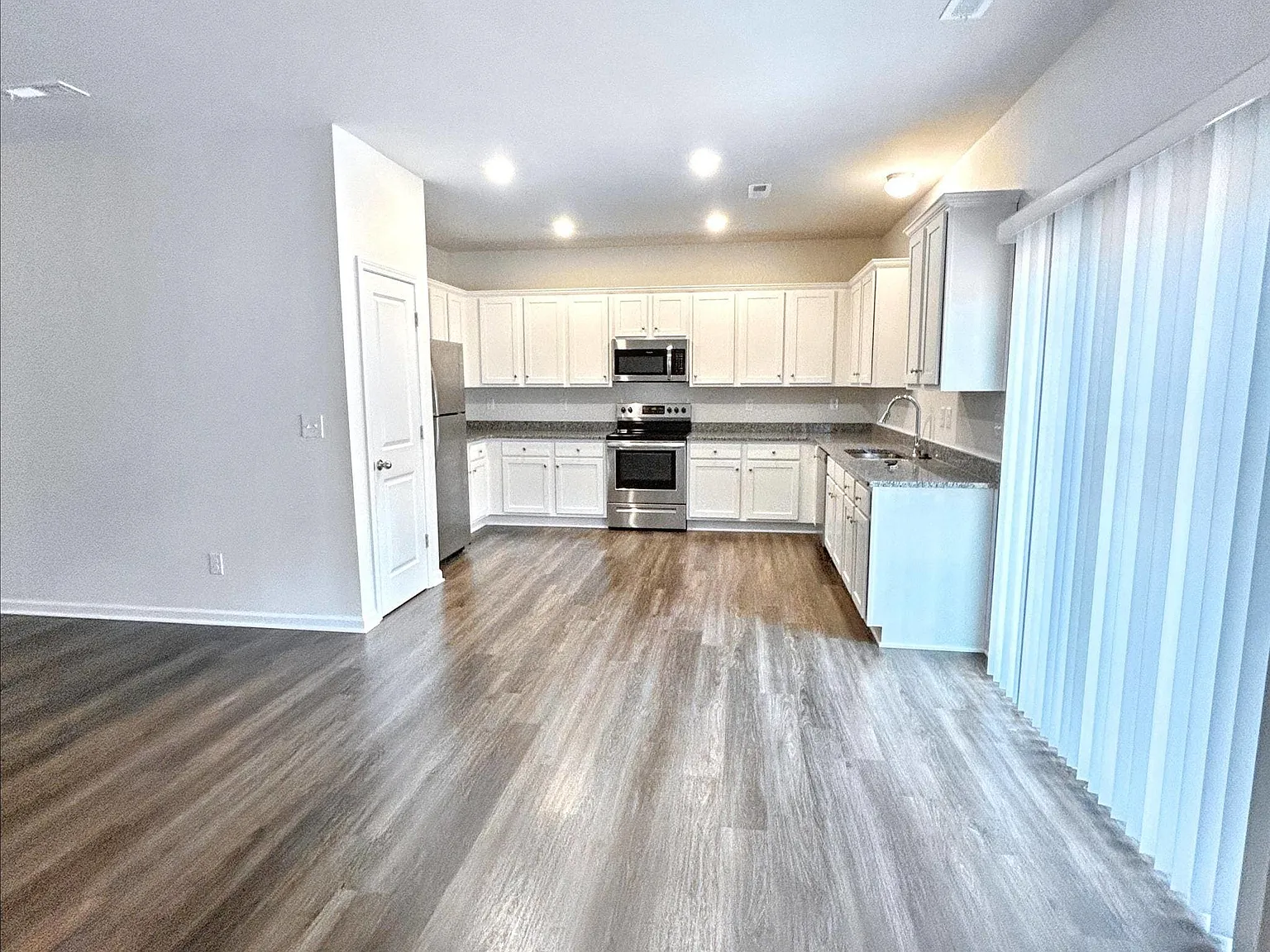 4 bed, 2.5 bath, 2174 sqft, $2,365 — Photo 2