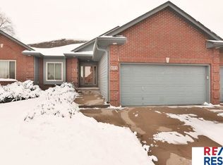 805 Bailey Dr, Papillion, NE 68046