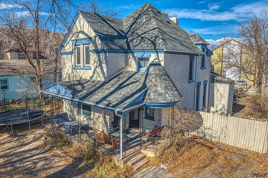 831 Hazel Ave photo 1