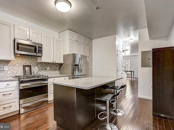 Kitchen with island and backsplash