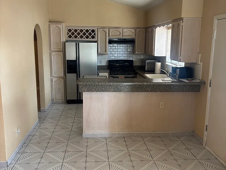 524 Myra St — Photo 16