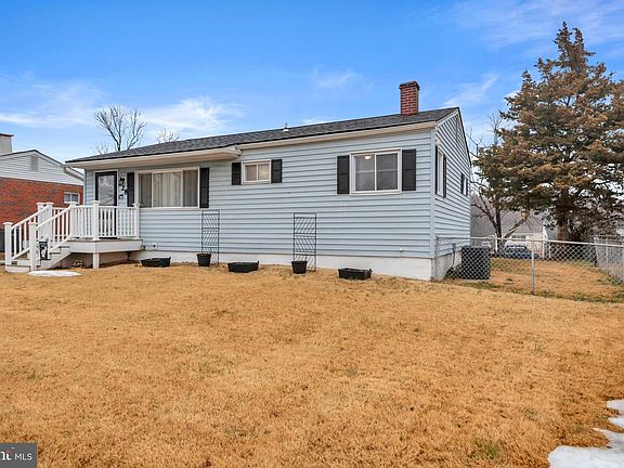 4th image of 828 Barbara Ct N