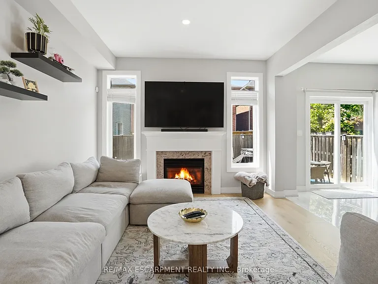 111 Greenstem Cres — Photo 7