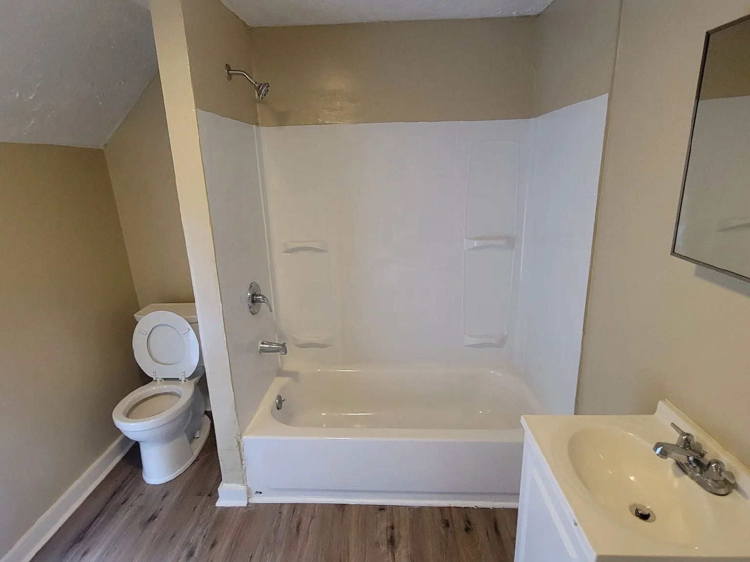 4 bed, 2.0 bath, $1,025 — Photo 3