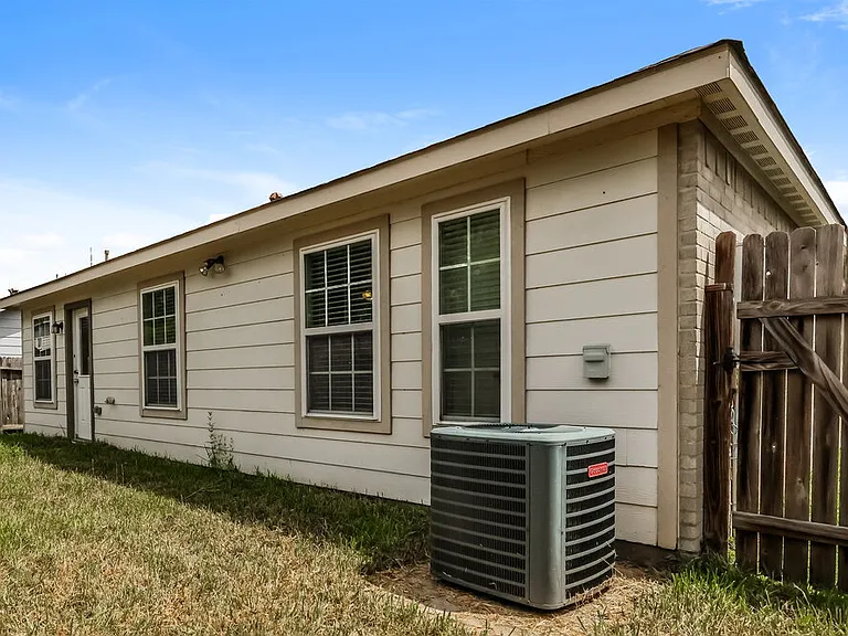 8138 Sanders Glen Ln — Photo 16