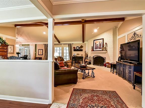 4th image of 909 Royal Ln