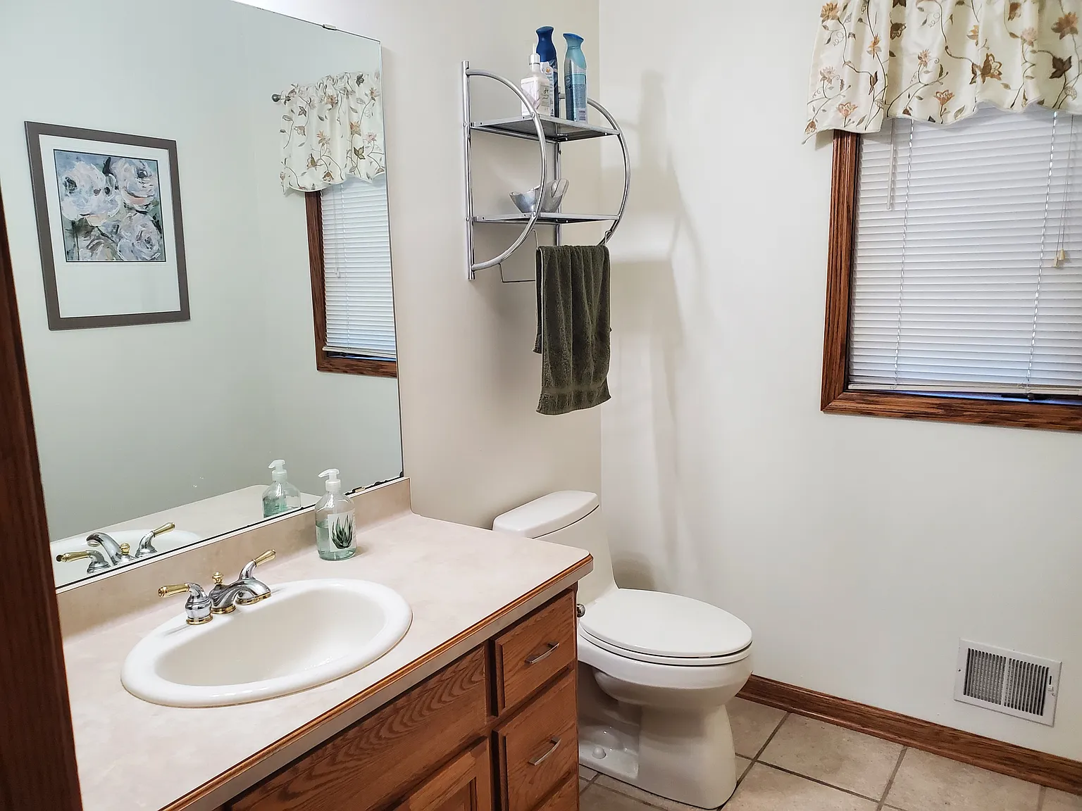 4 bed, 2.5 bath, 3300 sqft, $5,496 — Photo 4