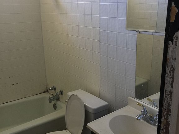 4th image of 120 E Comay Cir