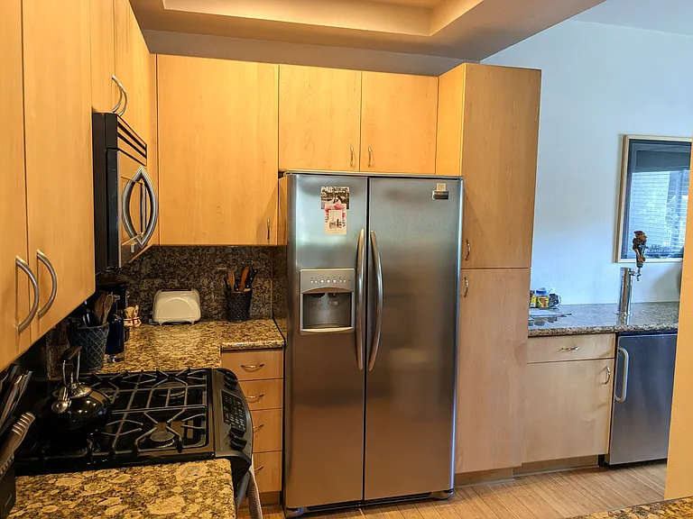 Fridge w/microwave above stove