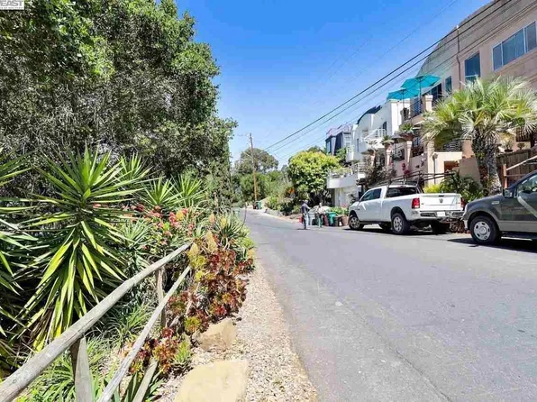 Outlook Ave, Oakland, CA 94608
