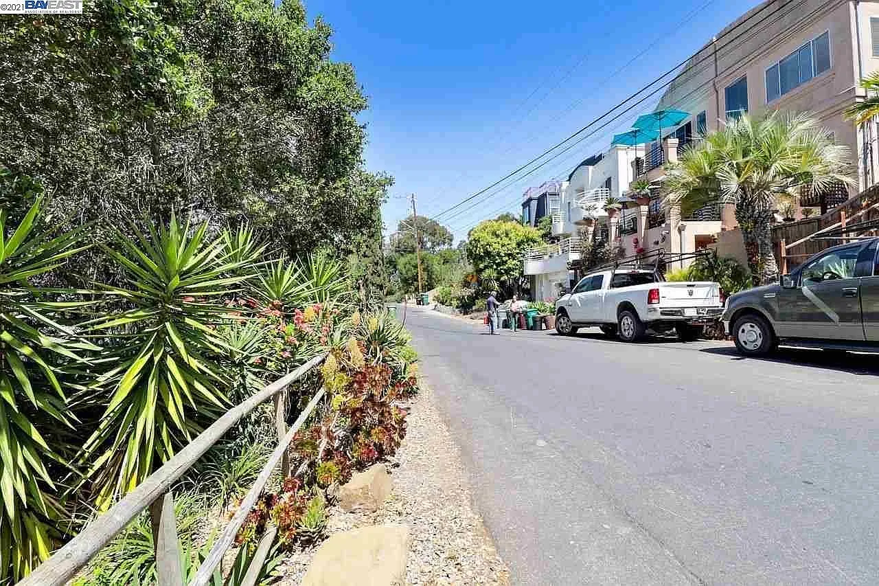 Outlook Ave photo 1
