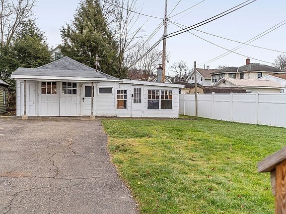 3rd image of 420 Marion St