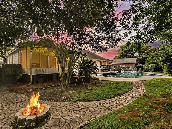 3rd image of 970 Carmel Dr