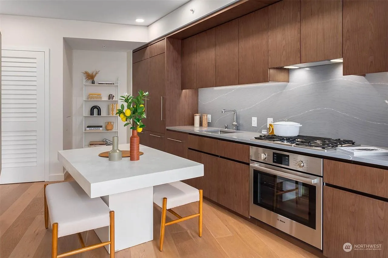 121 Stewart St — Photo 4