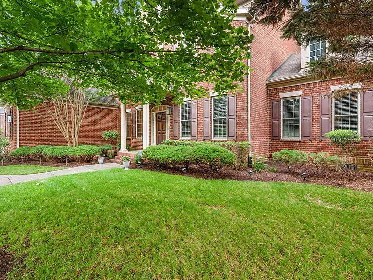 1610 Twin Square Way — Photo 4