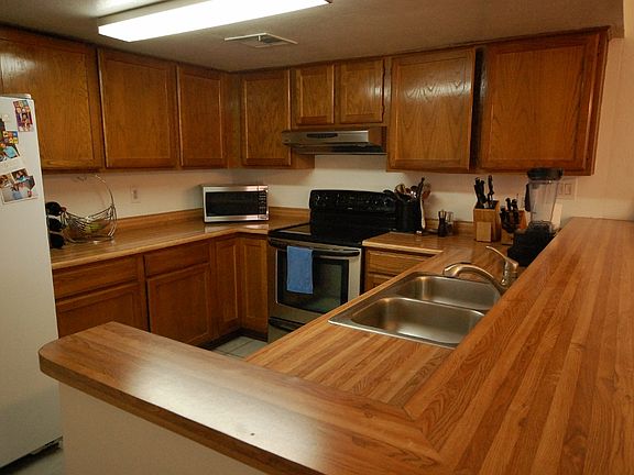 KITCHEN WITH BREAKFAST