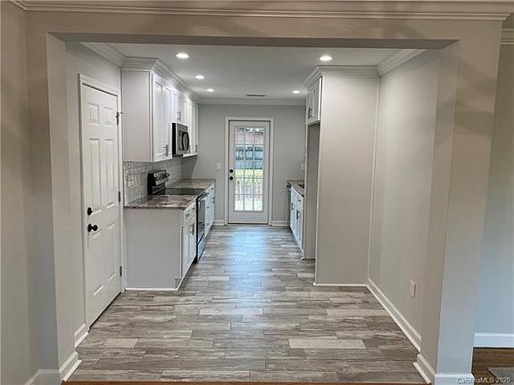 5th image of 3701 Dunwoody Dr