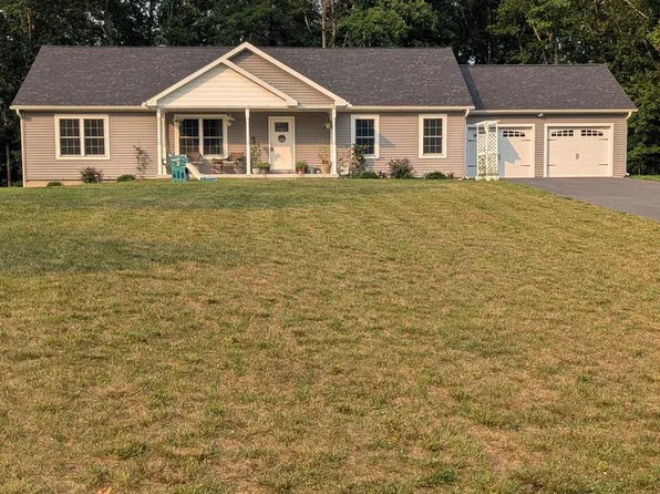 383 Cielo Ln, Berkeley Springs, WV 25411