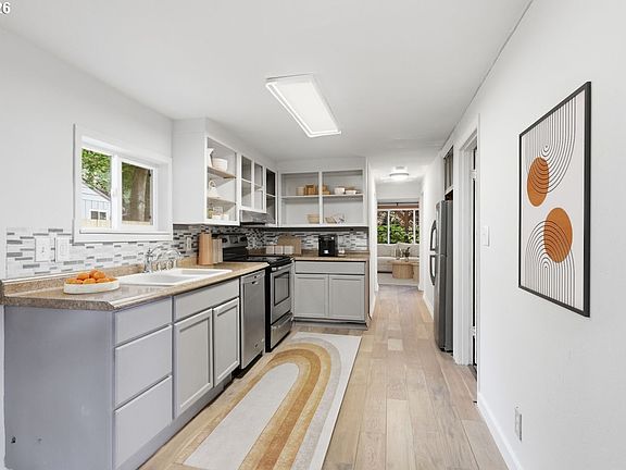 4th image of 21637 SE Ash St
