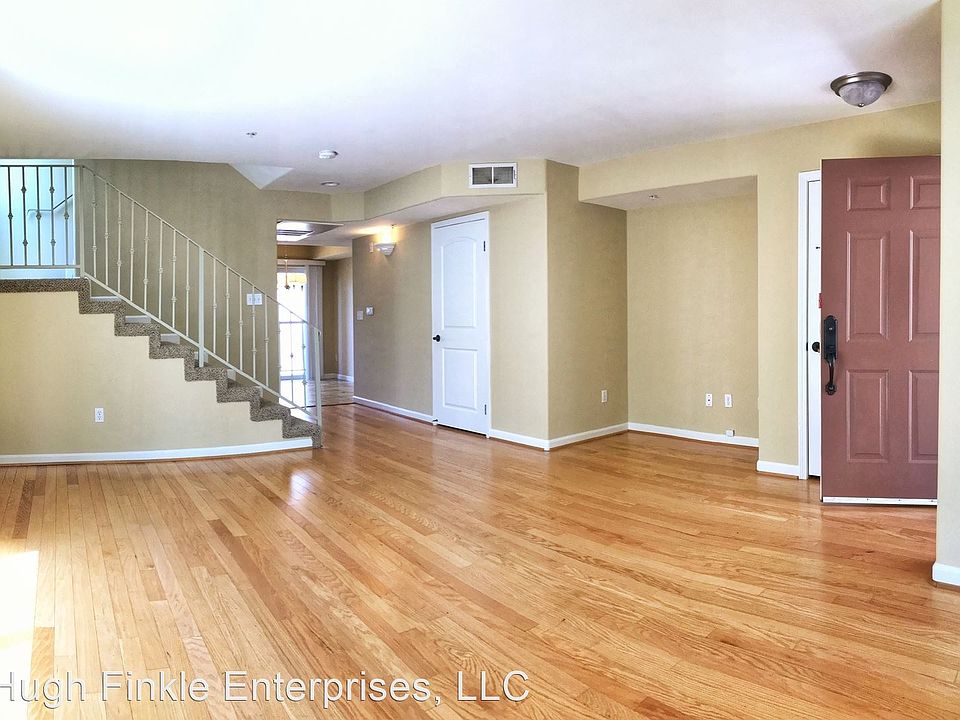 1st image of 6446 Woodley Ave Unit 3