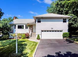 6 Cedarwood Rd, White Plains, NY 10605