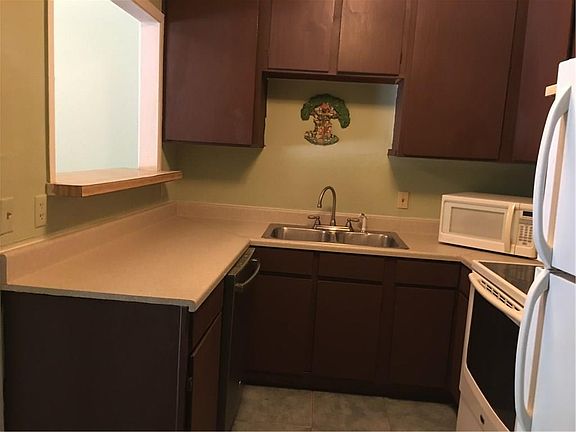 2nd image of 605 N Pecan St APT B