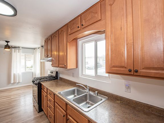 3rd image of 1405 Skyline Dr
