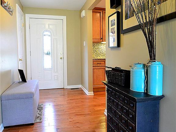 4th image of 521 Oakwood Dr