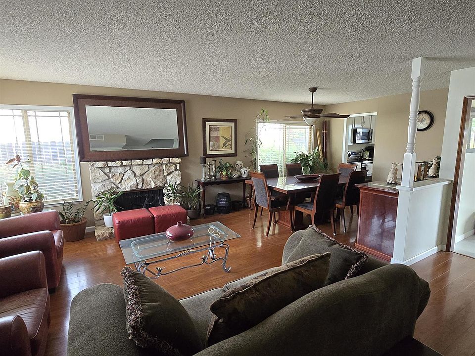 1st image of 32 Woodridge Pl