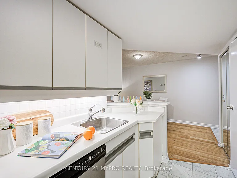 1001 Bay St #1506 — Photo 17