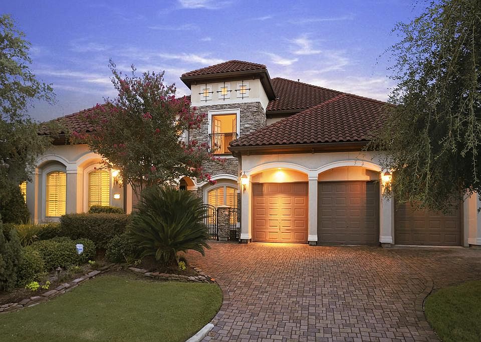 Welcome home! This beautiful Royal Oaks golf course home offers great curb appeal, mature landscape 