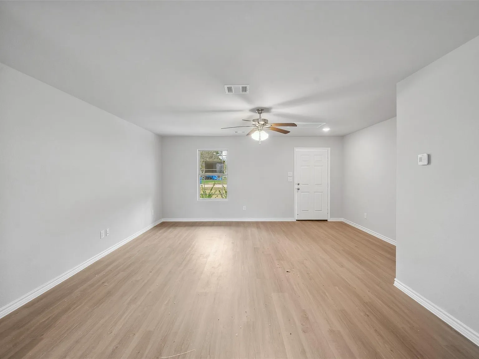 4 bed, 2.5 bath, 1549 sqft, $1,900 — Photo 4