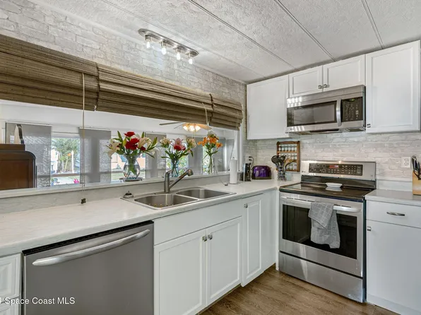 921 Laurel Cir, Barefoot Bay, FL 32976