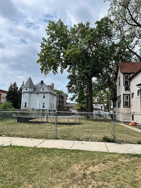 2nd image of 306 N Mayfield Ave