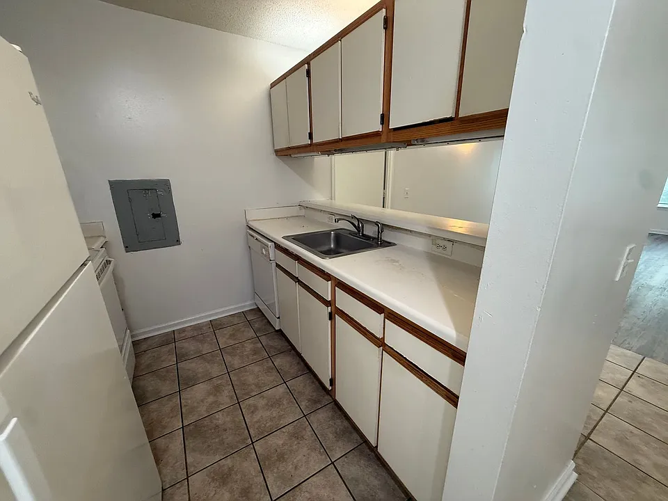 1521-104 Graduate Ln