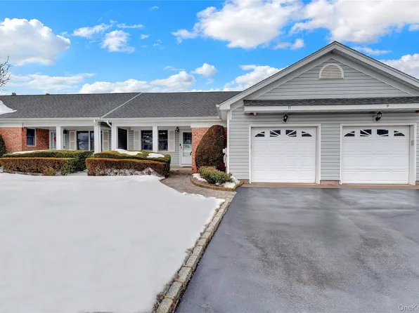 11 Primrose Lane, North Babylon, NY 11703